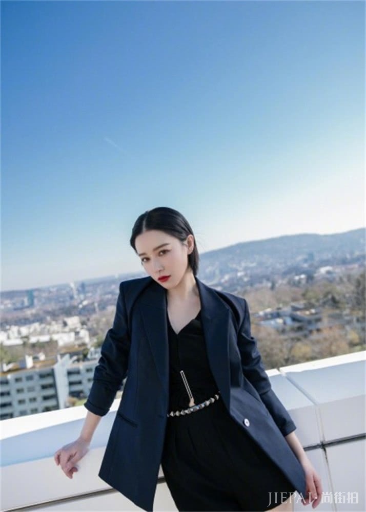 阚清子身披西装化身霸道总裁