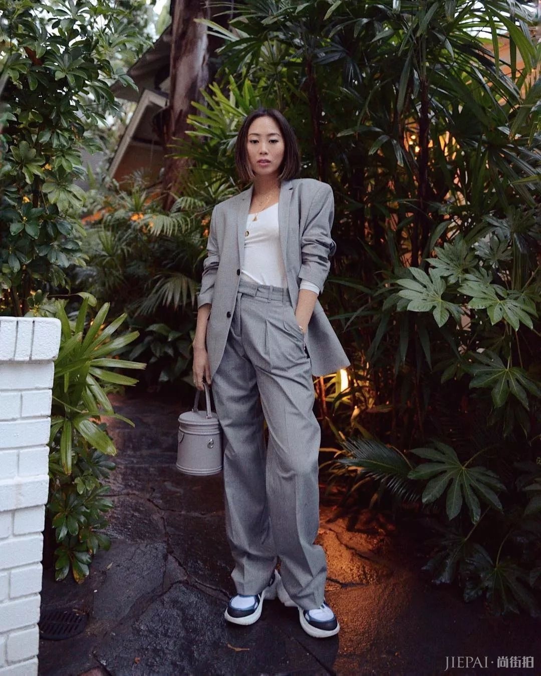 这双鞋子居然比小白鞋还要火，穿上它显瘦显高还能百搭！