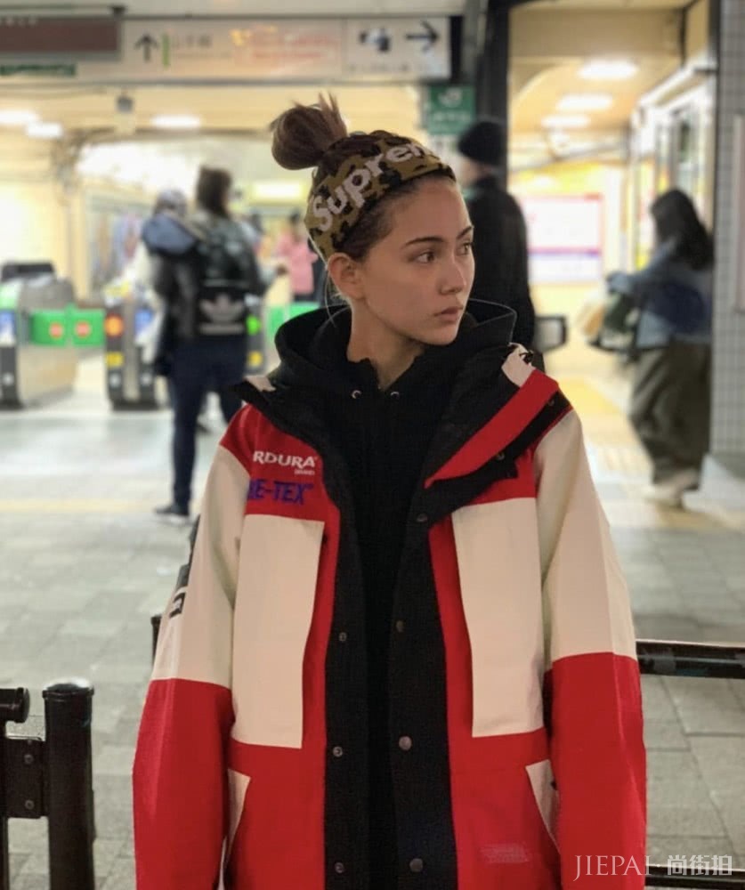 昆凌扎双马尾辫,搭配卷刘海俏皮可爱又乖巧