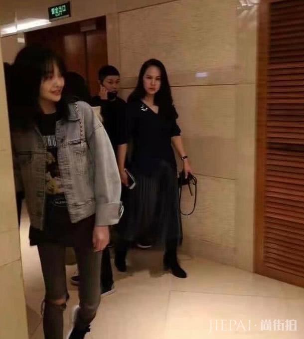 郑爽和母亲一同现身，人群中比心粉丝，美腿成全场亮点