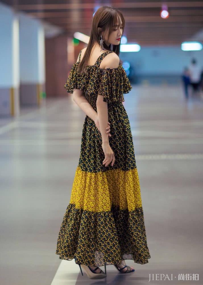 陈乔恩剪了刘海越来越清纯，穿露肩碎花裙气质出众