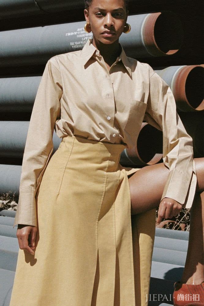 驼色属于秋冬，春天穿这个流行色照样美得很高级