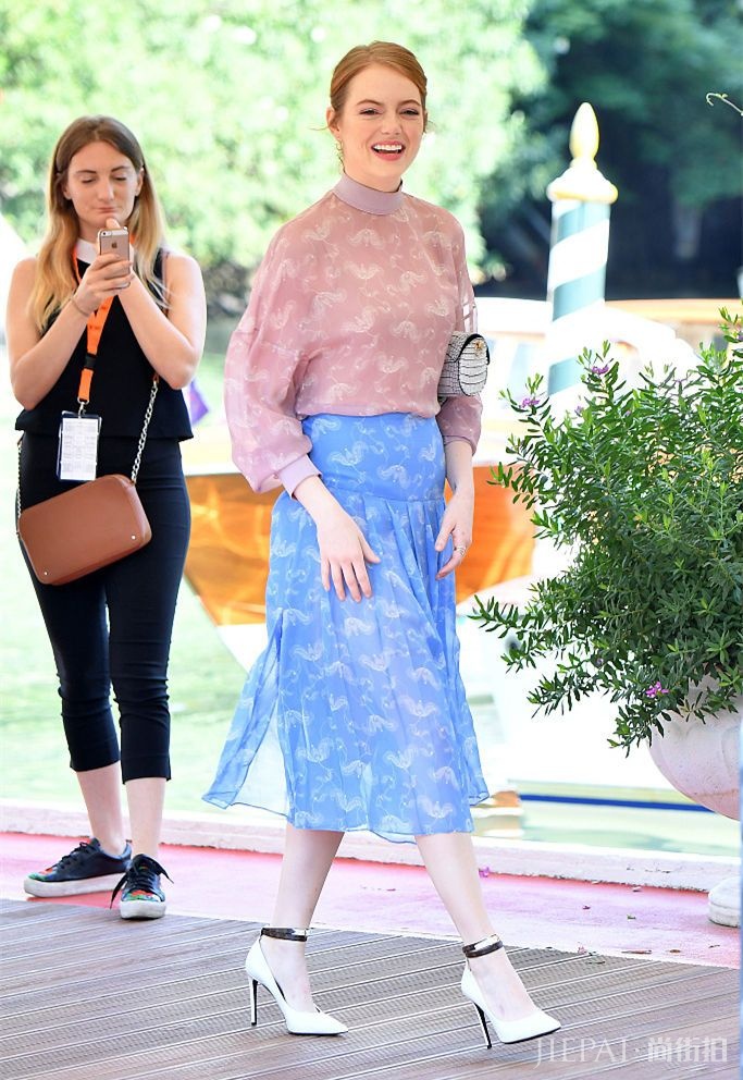 春季踏青穿什么?来一件碎花裙展现你的温柔和浪漫吧