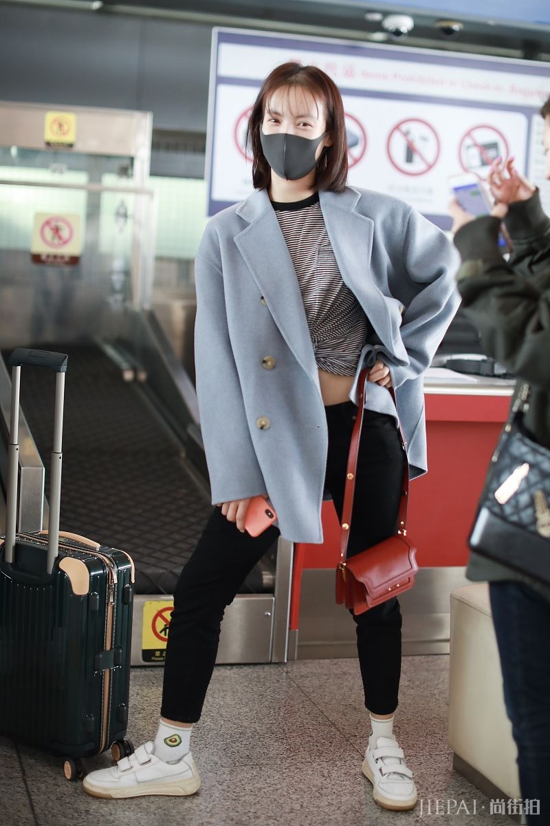 金晨一身露脐装走机场,可爱满分!