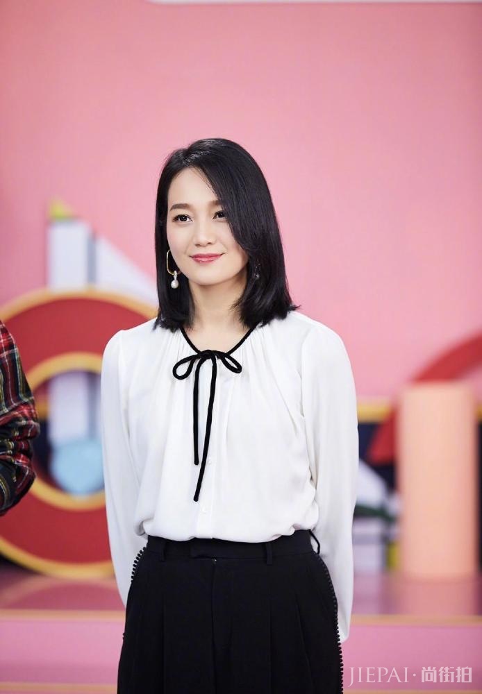 “辣妈”朱丹变身白领丽人,穿白色上衣配阔腿裤干练又甜美