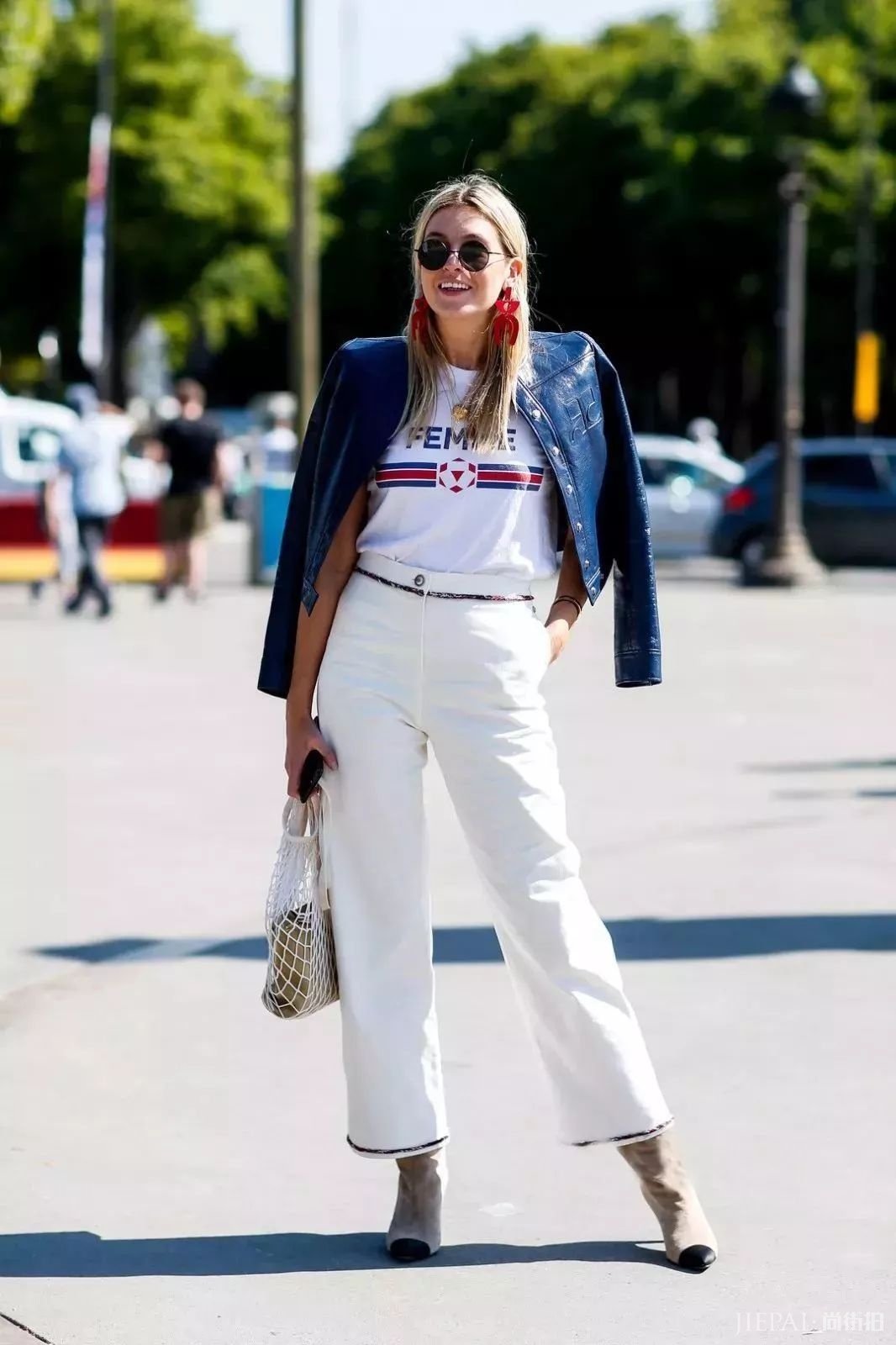 2019年春天外套里面穿这四件上衣就够了！