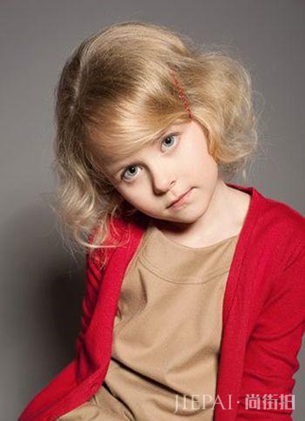 小防的发型怎么剪 天真的笑颜是最美的时尚