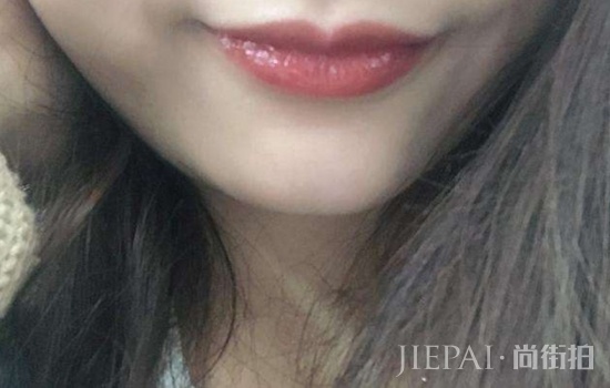 50岁适合涂啥颜色口红 用对颜色一样显年轻