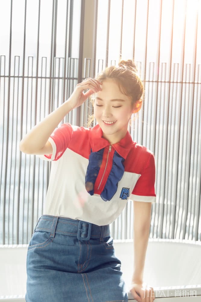 张佳宁穿黑色卫衣搭配短裙，活泼可爱