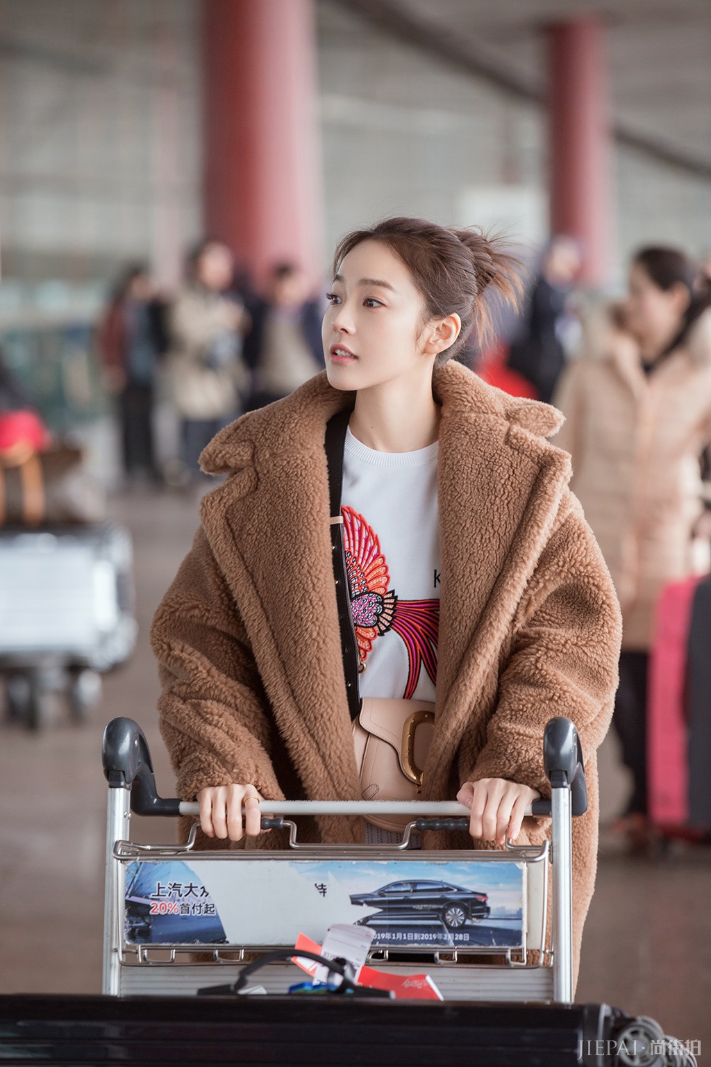 时装周街拍秀，张佳宁演绎青春活力，袁姗姗穿男装秒变少女！