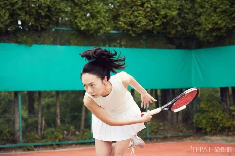 裴斗娜穿运动装打网球，越来越高级了