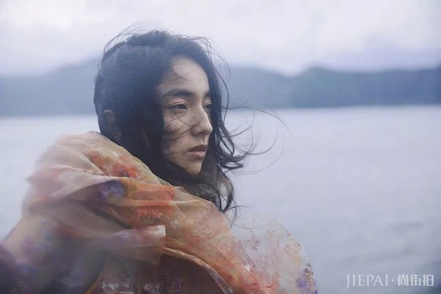 霓虹颓丧美少女 “雌雄同体”的英气长相让人过目不忘