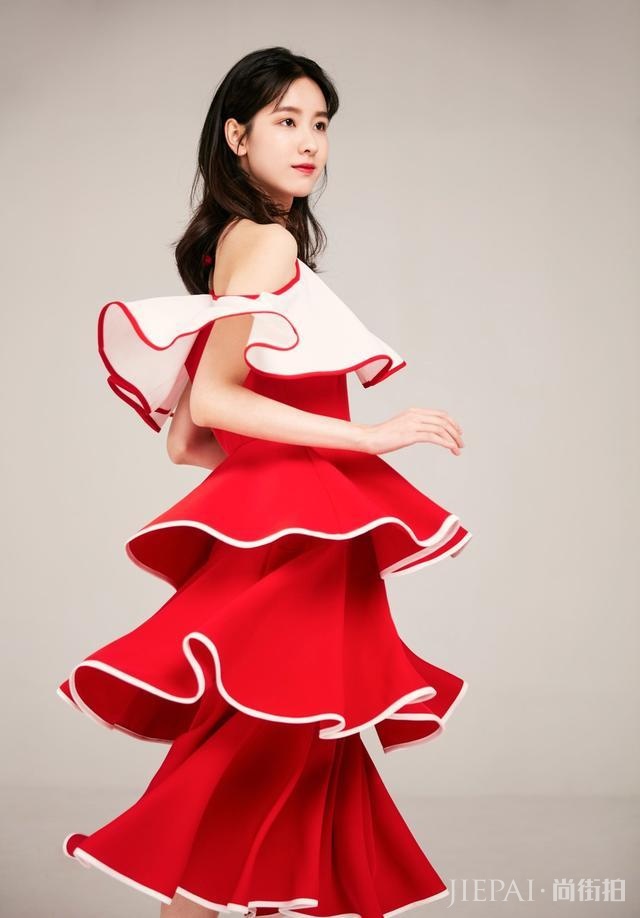 陈都灵一件浅蓝色的连衣裙搭黑色吊带衫,时尚又可爱