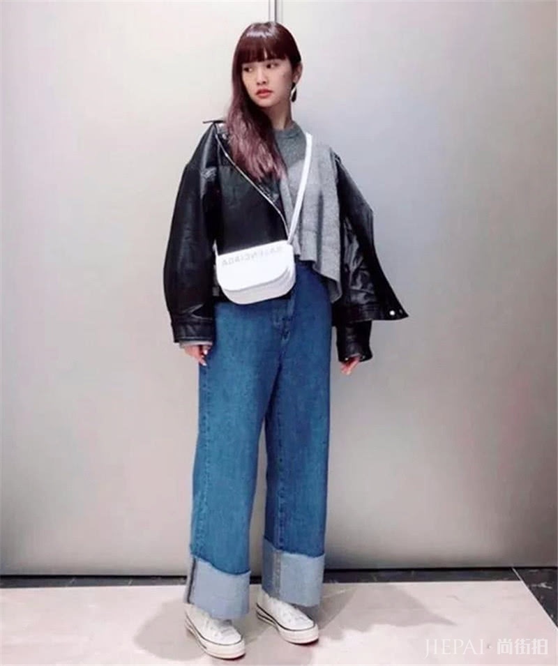 小白鞋已过时!换上减龄又青春的帆布鞋,让你轻松美回初恋