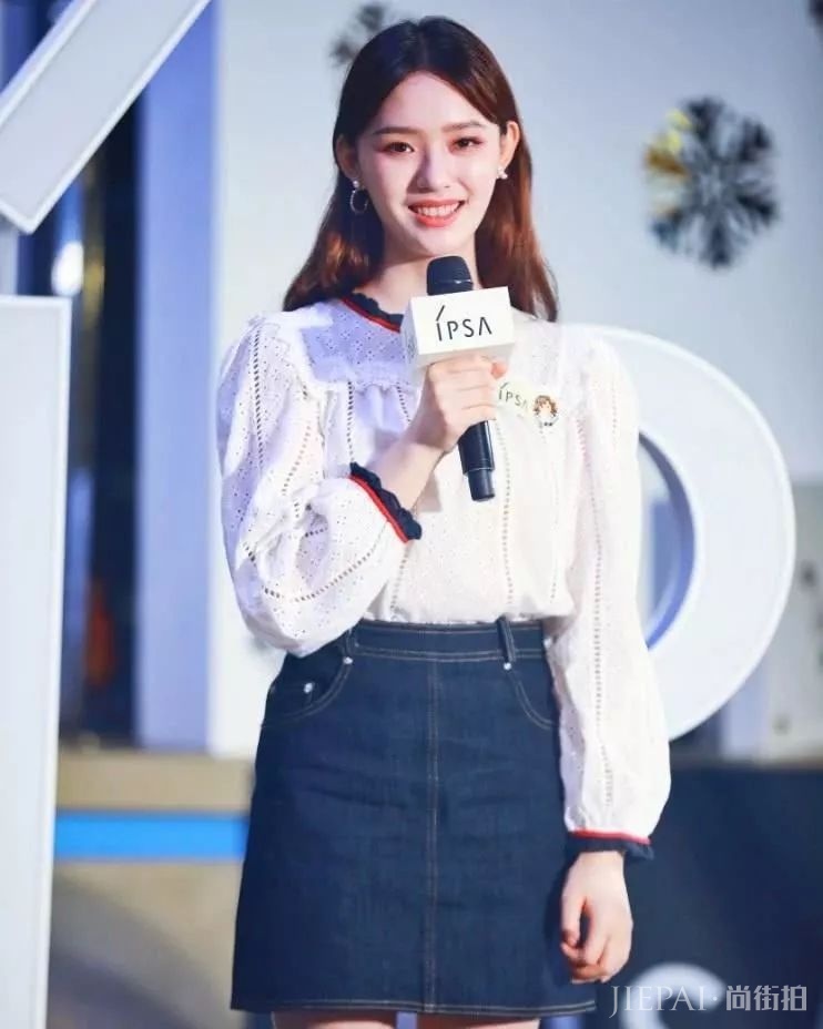 林允机场粉嫩时尚大衣，裤子却丑哭自己！