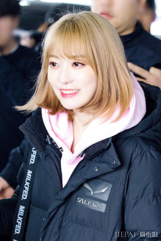 宫脇咲良一袭粉色卫衣,搭配简约又减龄