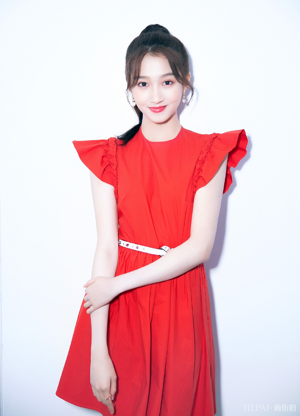 关晓彤又换新发型！自己编的辫子都那么漂亮