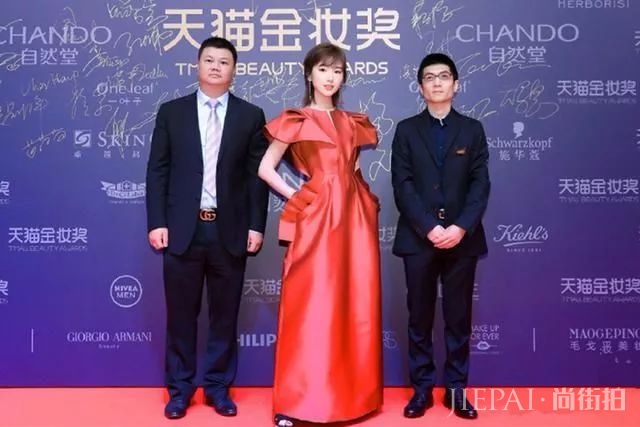 毛晓彤一条复古红裙走红毯，胳膊细成筷子了！