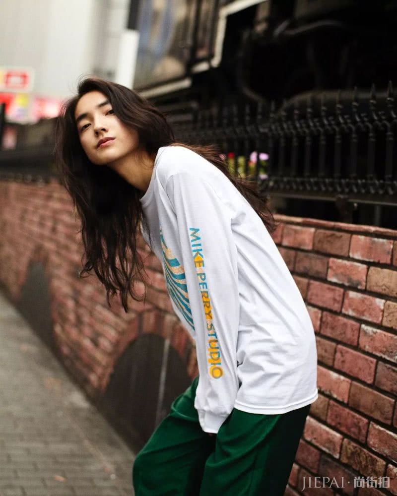 霓虹颓丧美少女 “雌雄同体”的英气长相让人过目不忘