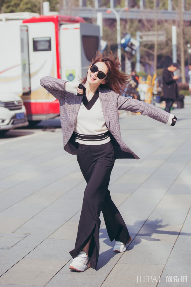 戚薇新剧街拍照片，霸气到裤脚