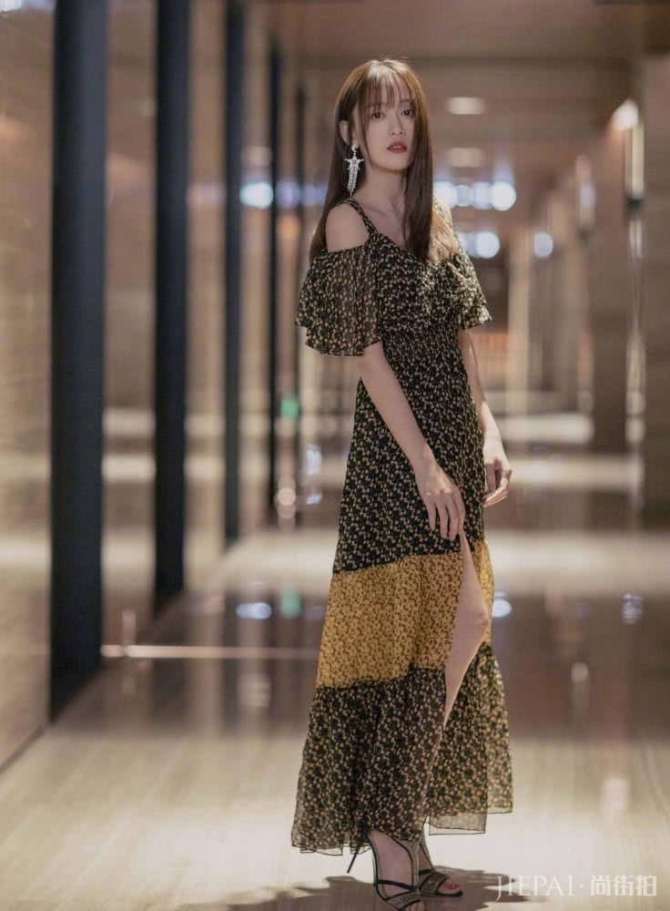 陈乔恩剪了刘海越来越清纯，穿露肩碎花裙气质出众