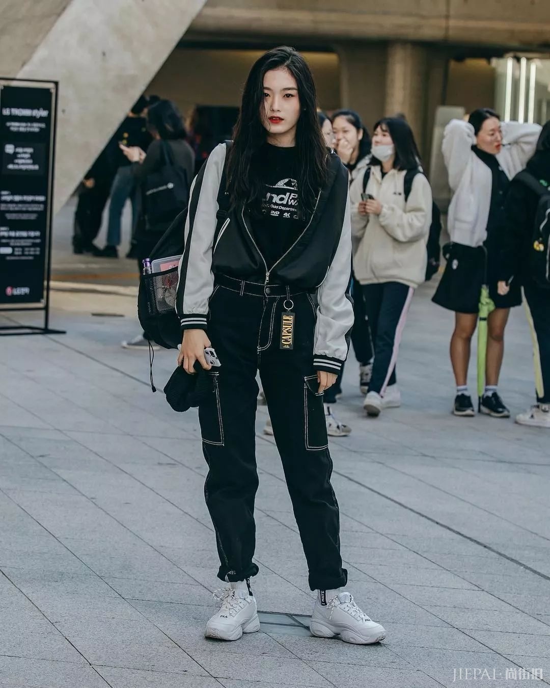 这双鞋子居然比小白鞋还要火，穿上它显瘦显高还能百搭！