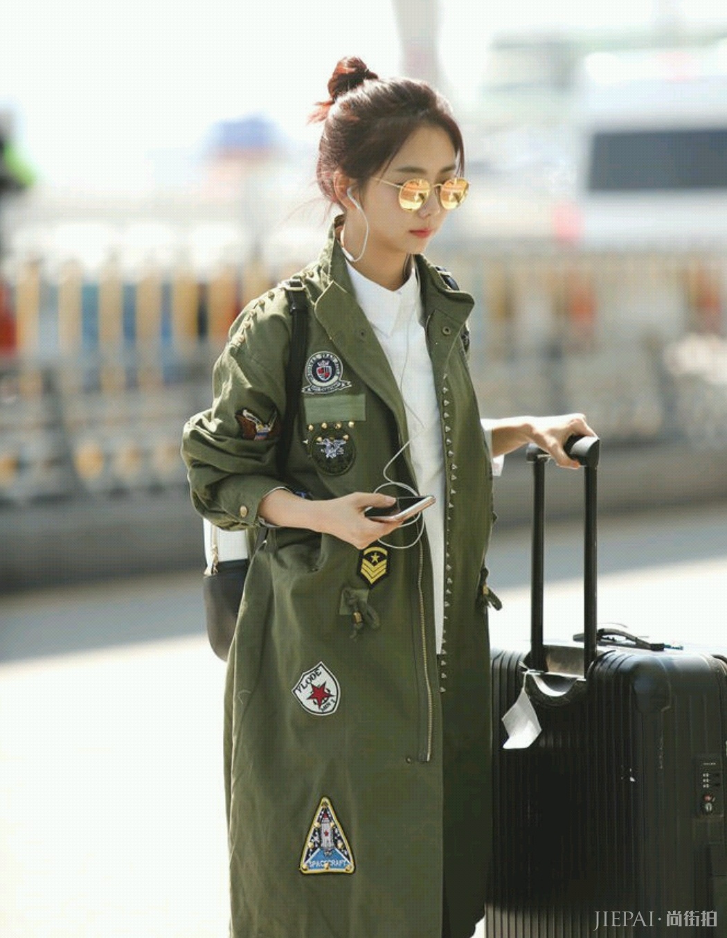 谭松韵军装风大衣配短靴简洁干练，真会穿