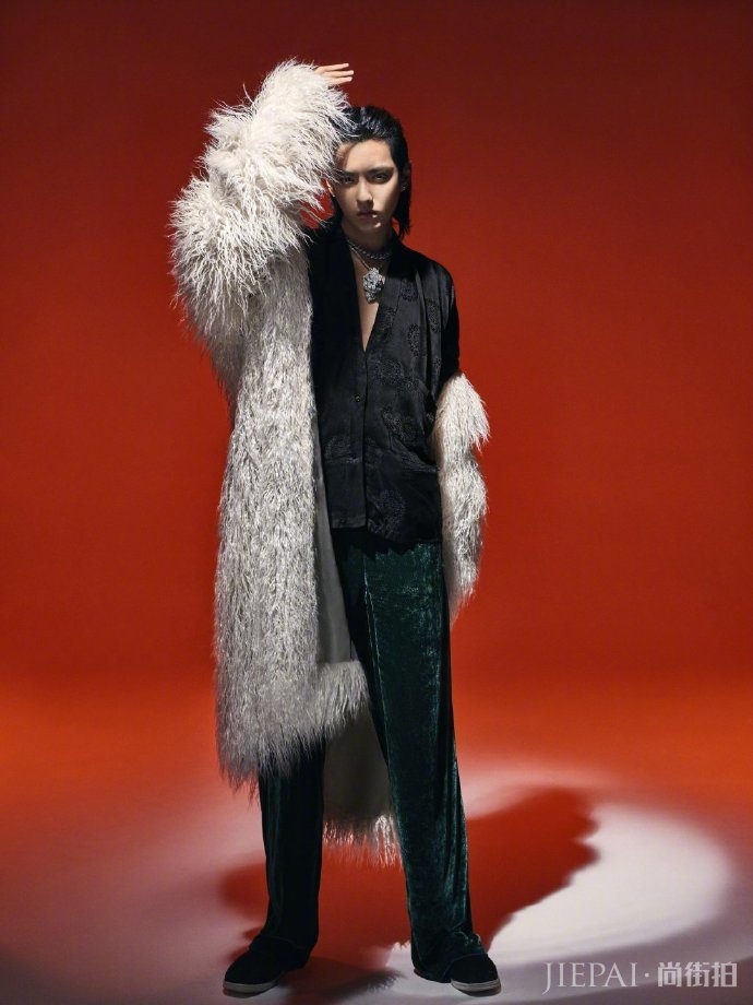 吴亦凡尝试中国风唐装布鞋演绎“凡式”风格