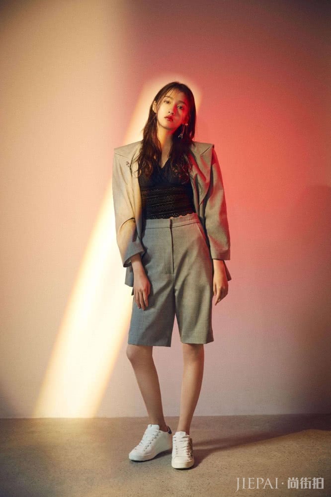 关晓彤晒自拍，娇嫩少女装配卷发粉裙美出高级感