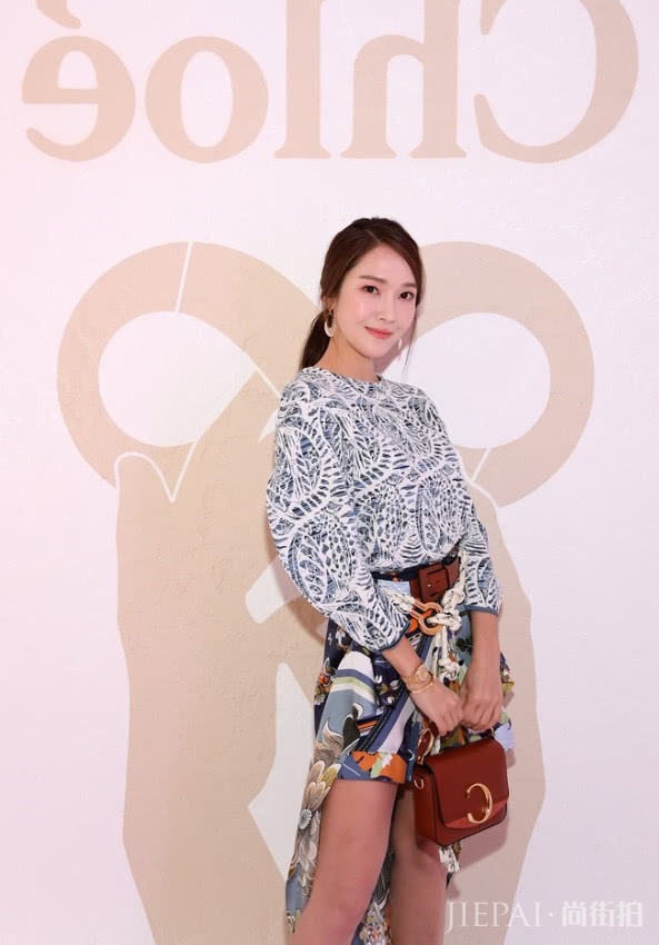 郑秀妍把裤裙穿成披风,也是很个性了!