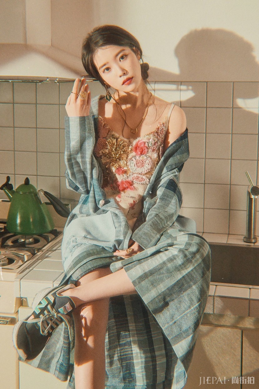 李知恩一袭收腰短裙秀美腿,这个小个子女孩太会穿