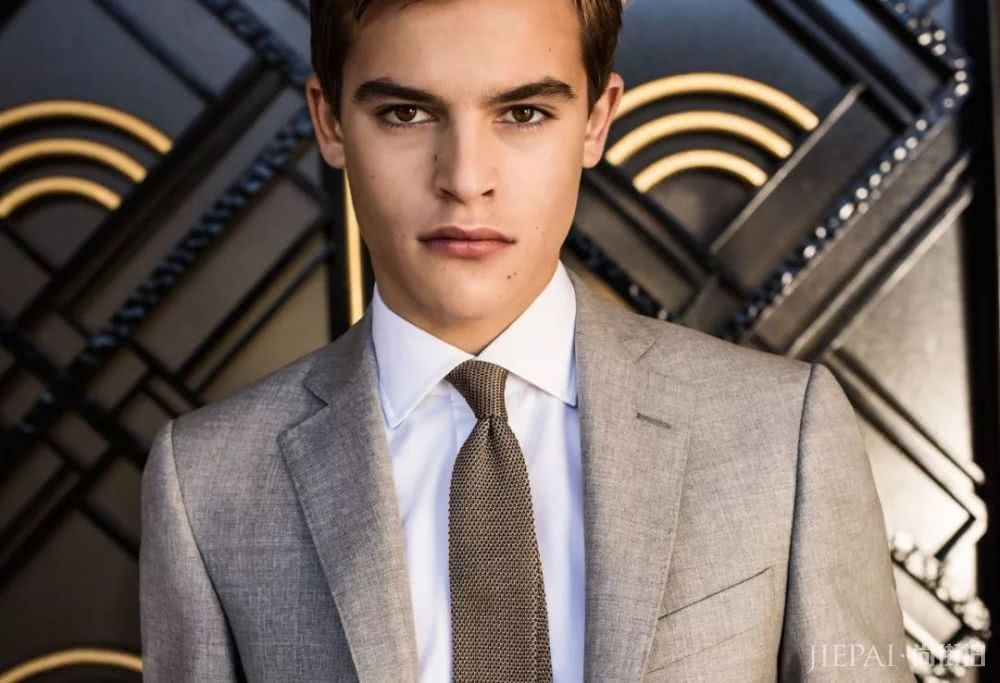 新超模二代来袭，靠关系登国际男士版Vogue封面