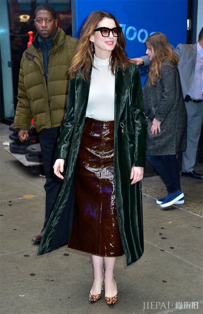 早春花意浓!青春减龄靠毛衣和半身裙,谁穿谁美