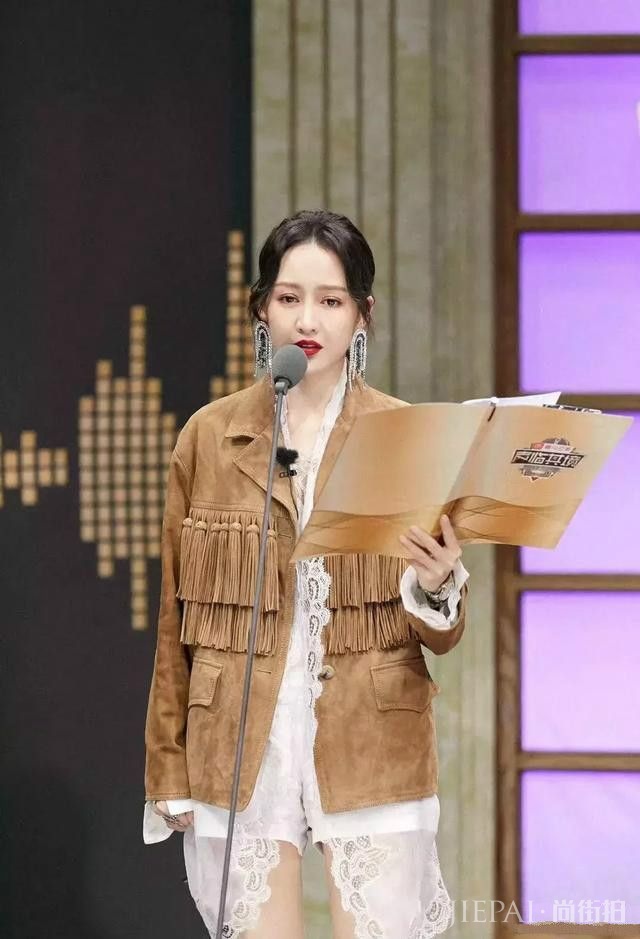 王鸥妖艳妆容配卡其流苏衣，长腿吸引了我！