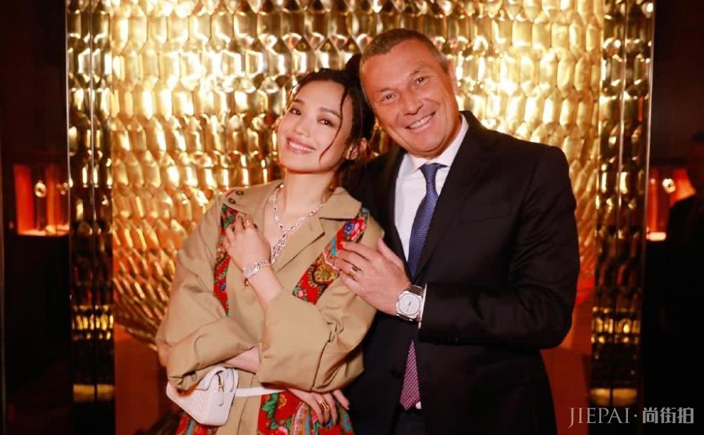 舒淇穿风衣背腰包，全身珠光宝气指甲