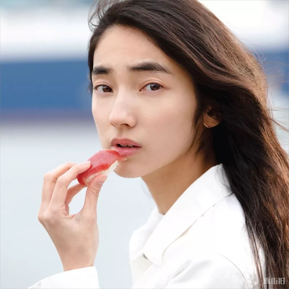 霓虹颓丧美少女 “雌雄同体”的英气长相让人过目不忘