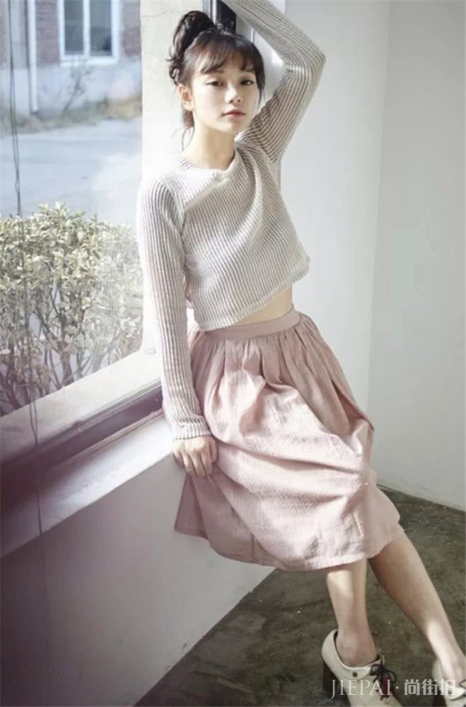 好气质要靠穿搭！柔美的针织衫，时髦中带点小浪漫
