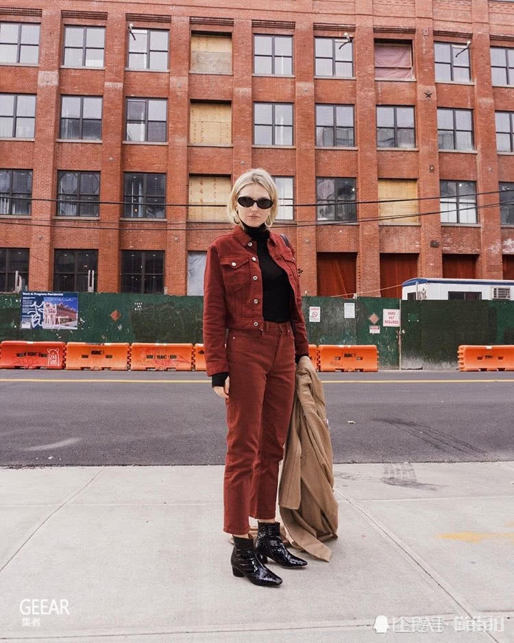 牛仔外套款式单一乏味?用这4款设计让你的搭配一下亮起来