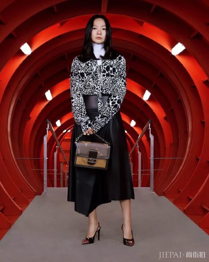 裴斗娜穿运动装打网球，越来越高级了