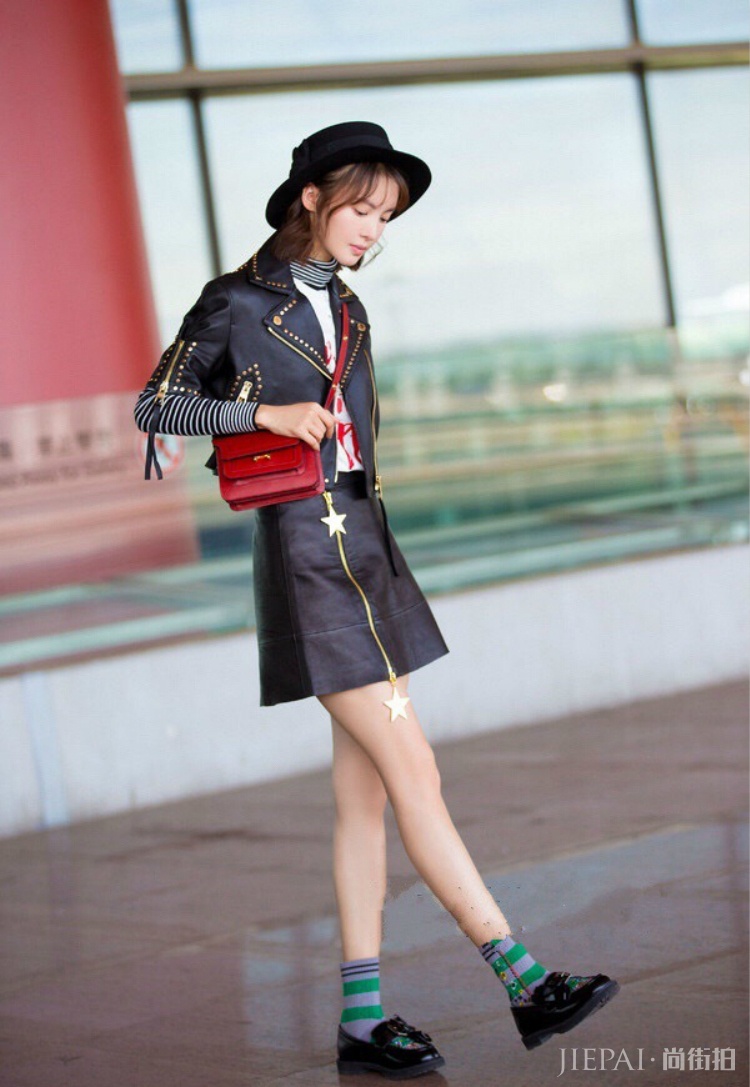 金晨一身露脐装走机场,可爱满分!