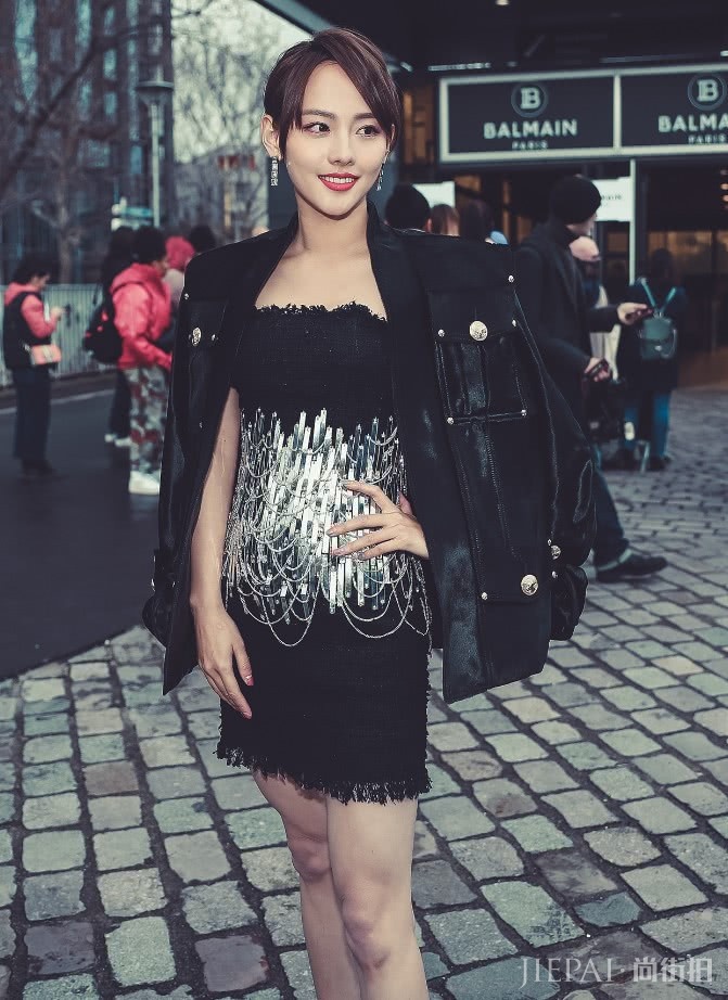 张嘉倪那么紧的裙子也穿得下,难怪买超看一眼就想结婚!