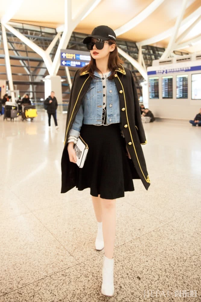 戚薇双排扣西装配小黑裤，再穿件白色大衣将酷进行到底