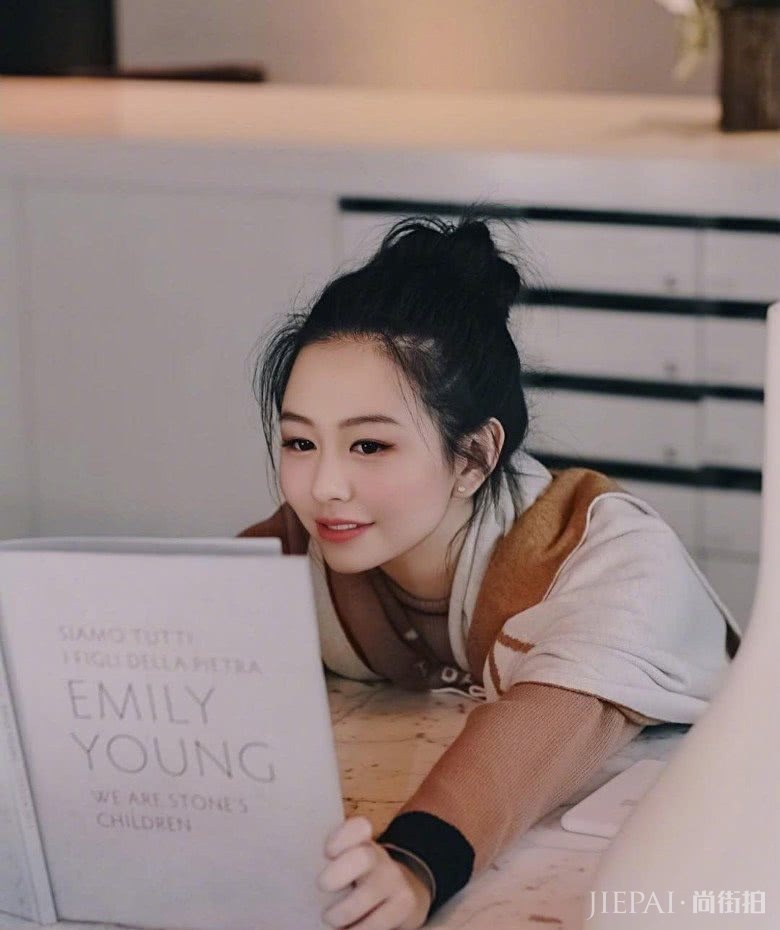 基因太强大！邱淑贞大女儿沈月越长越像她，笑起来太甜美