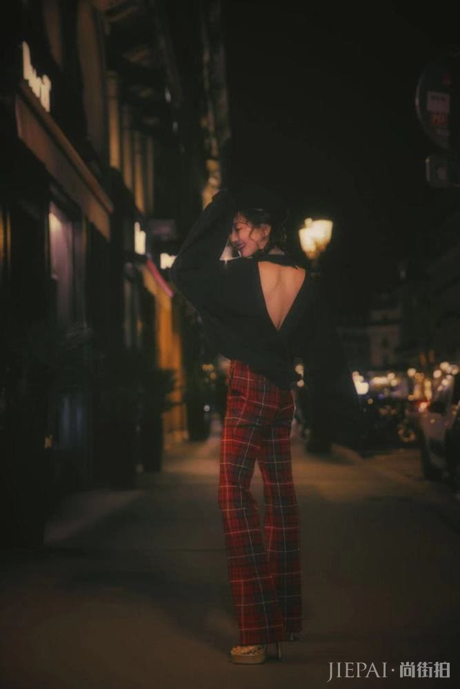 江疏影搭配卫衣露出整个后背，美丽无上限