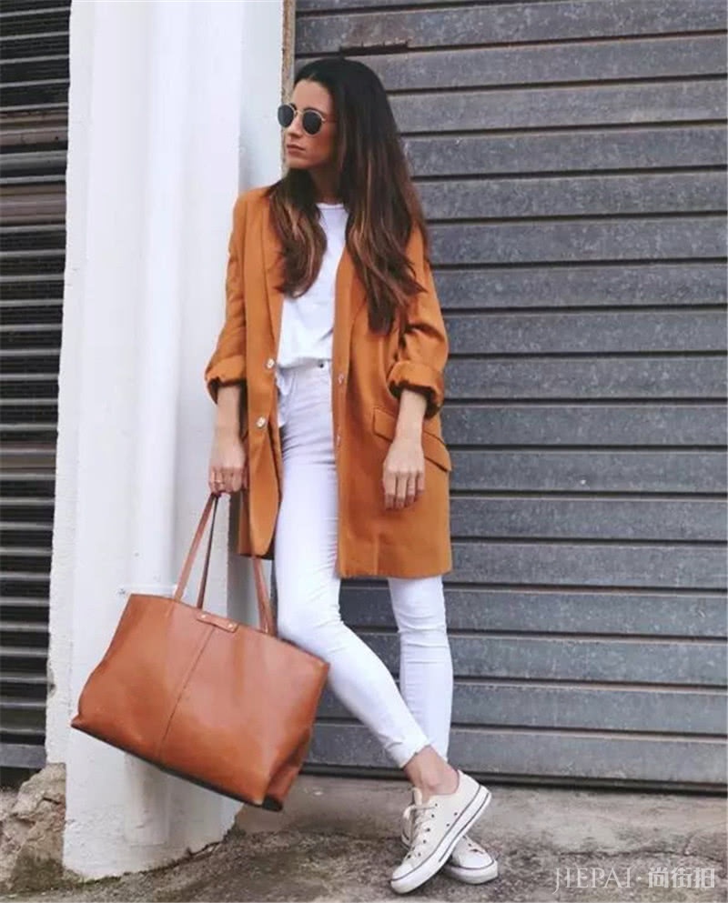 小白鞋已过时!换上减龄又青春的帆布鞋,让你轻松美回初恋