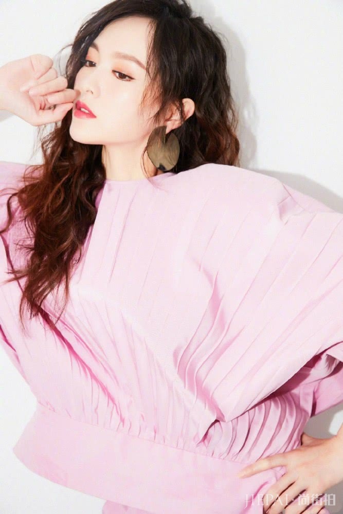 唐嫣穿一身粉色穿搭配，留长发女神范十足