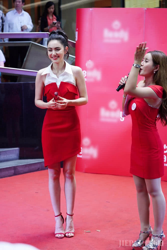 泰星Mai娇艳红裙亮相,笑起来真好看