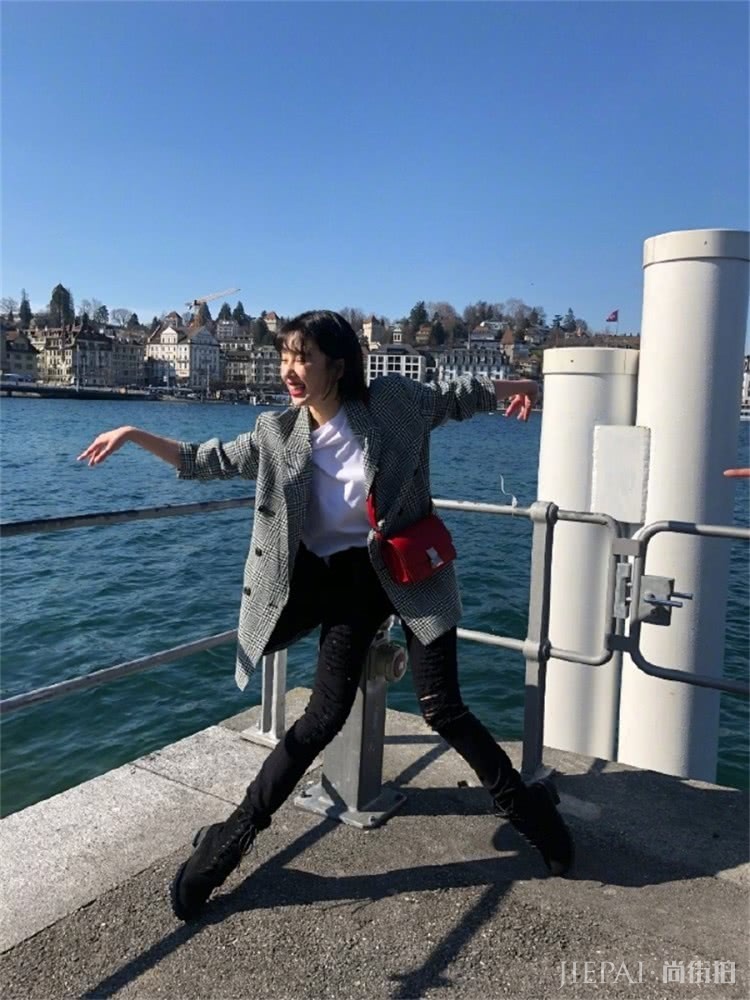 阚清子身披西装化身霸道总裁