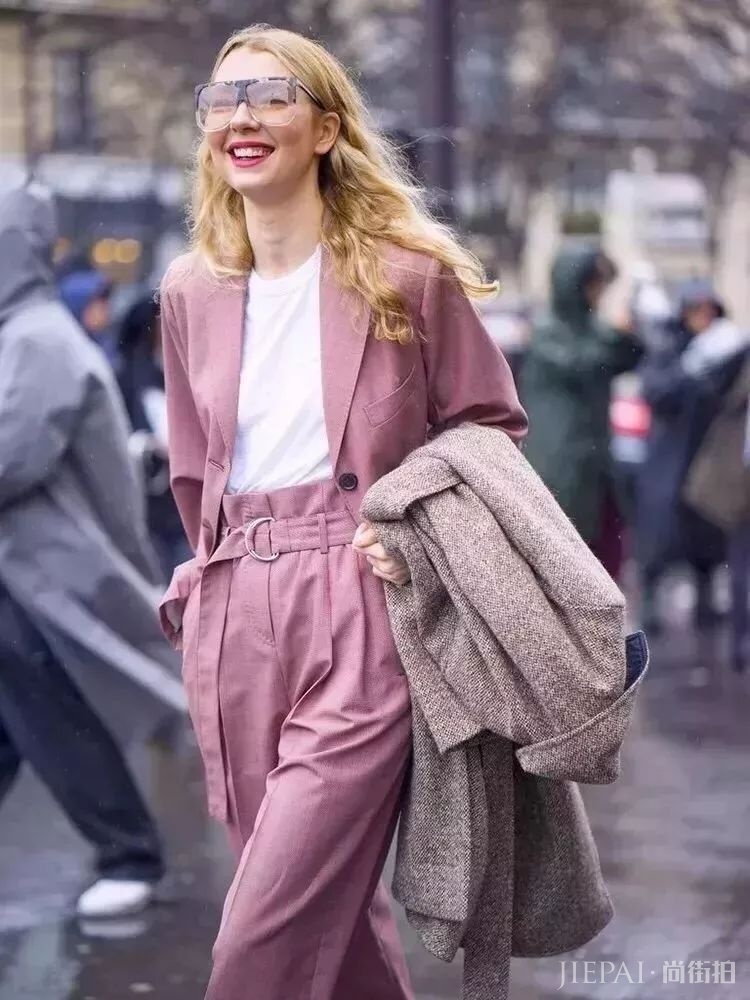 2019流行“烟灰粉”，穿上它你就是小仙女本人