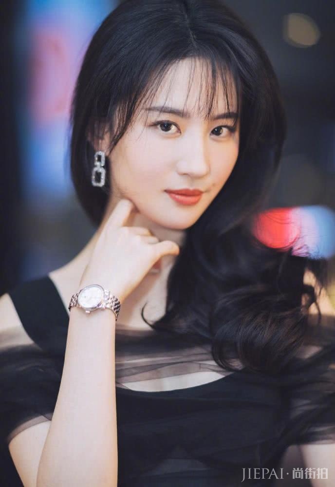 刘亦菲衬衣长裤换成黑色轻纱裙,秒变小公主,太有气质了